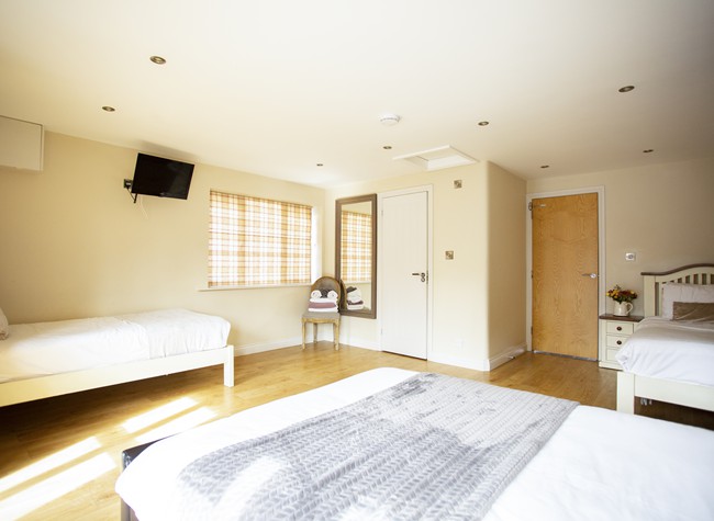1 x double bed, 2 x single beds